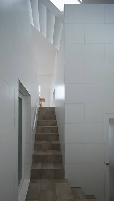 曙橋の家, アソトシヒロデザインオフィス/Toshihiro ASO Design Office アソトシヒロデザインオフィス/Toshihiro ASO Design Office Modern corridor, hallway & stairs