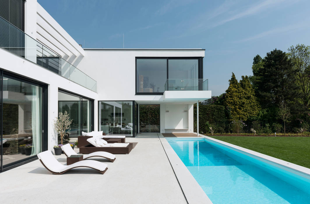 Minimalistische Villa mit Pool , SOHOarchitekten SOHOarchitekten Modern houses