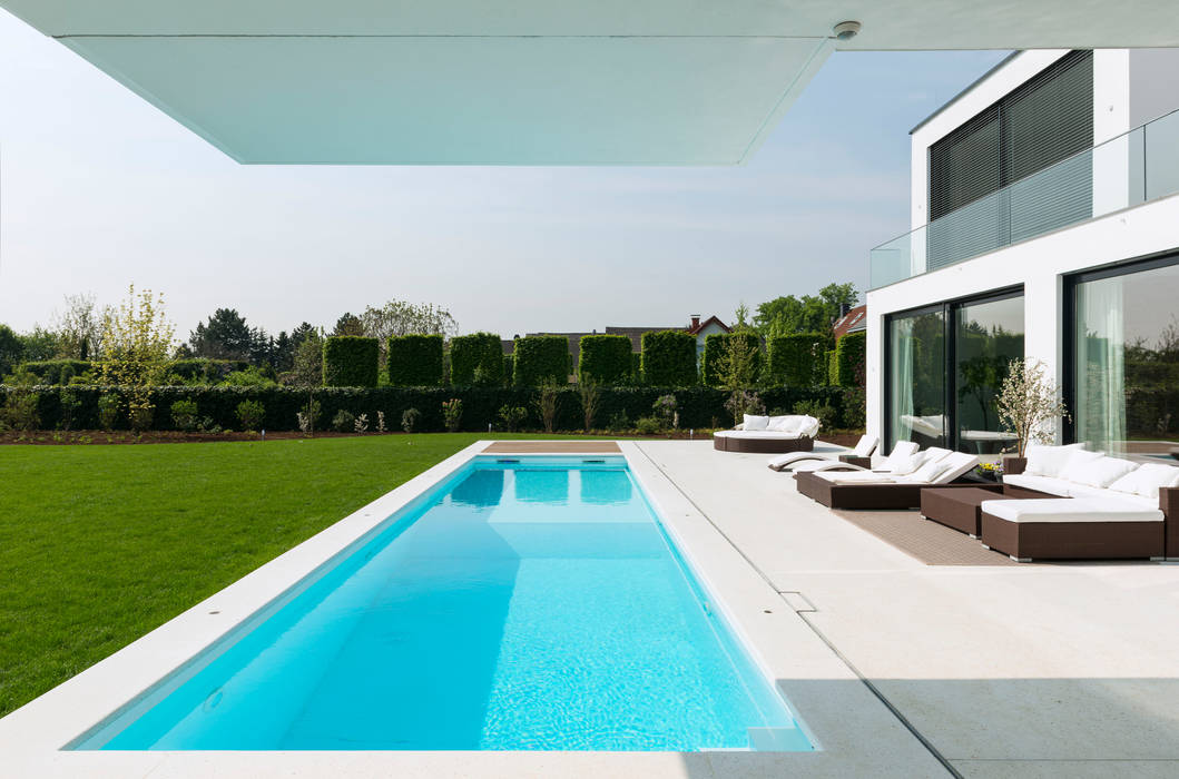 Minimalistische Villa mit Pool , SOHOarchitekten SOHOarchitekten Piscinas de estilo moderno