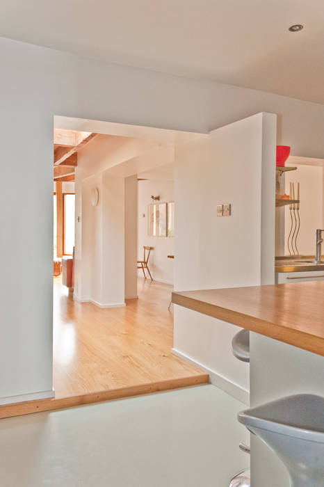 Interior of Architect's House in Bristol by DHV Architects Dittrich Hudson Vasetti Architects Modern dining room