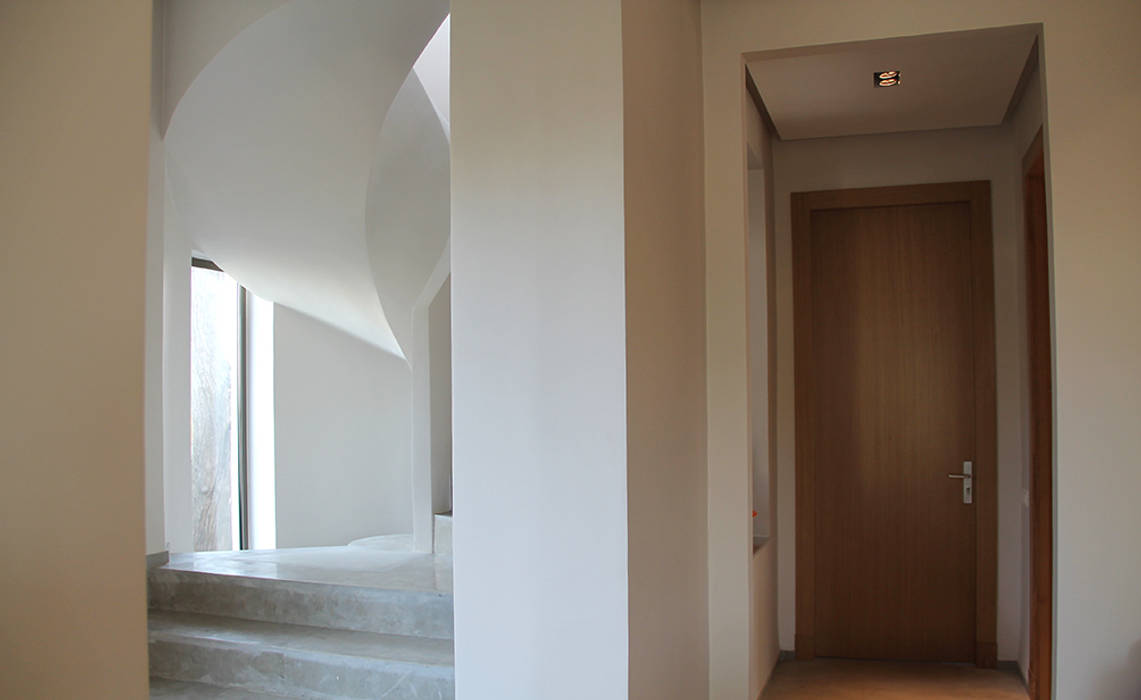 *cage d'escalier 180° Couloir, entrée, escaliers minimalistes
