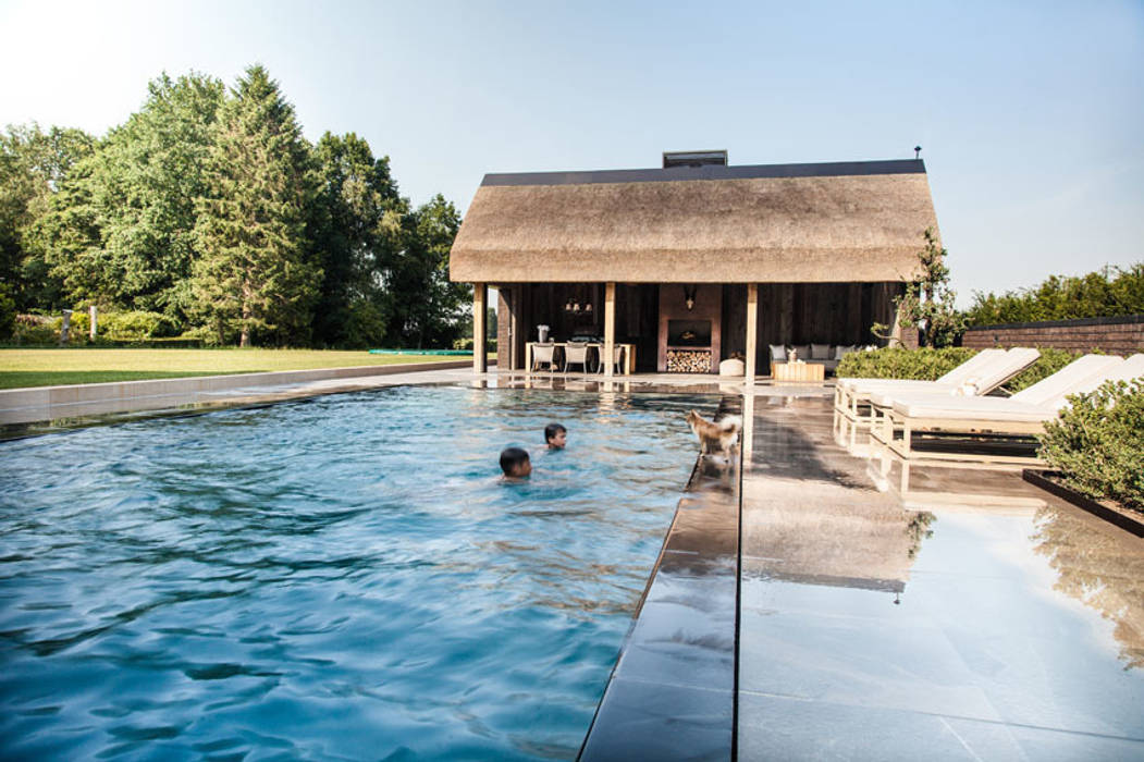 Wellnesstuin verbonden met het omliggende landschap Studio REDD exclusieve tuinen Moderne zwembaden
