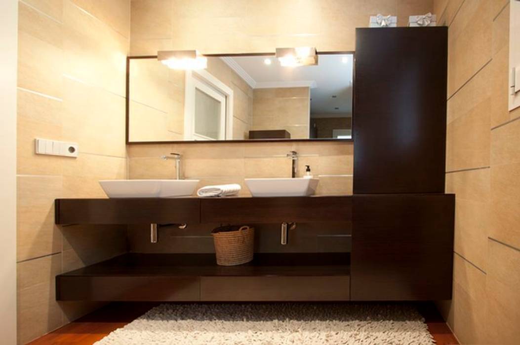 Baño completo en madera de Wengué MUDEYBA S.L. Baños de estilo moderno Almacenamiento