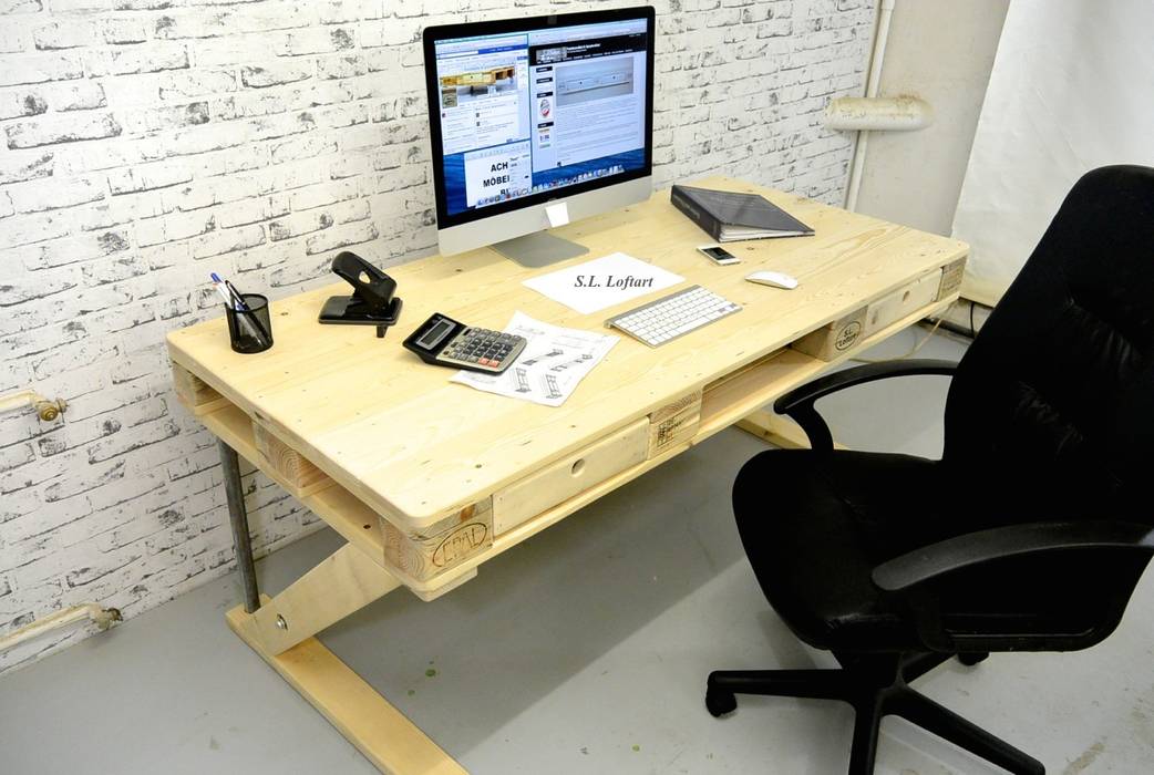 homify Ruang Studi/Kantor Gaya Industrial Desks