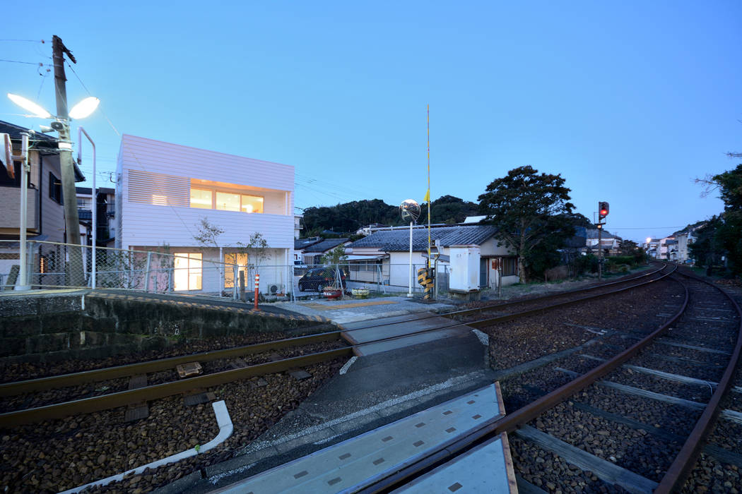 無人駅から見る夕景 石躍健志建築設計事務所 モダンな 家