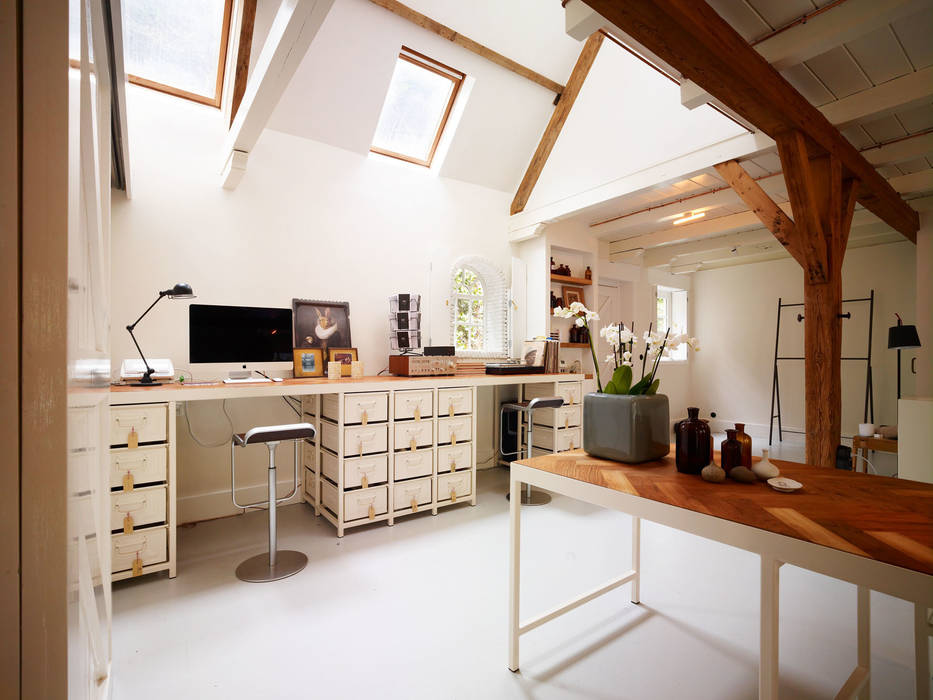 homify Ruang Studi/Kantor Gaya Industrial Desks