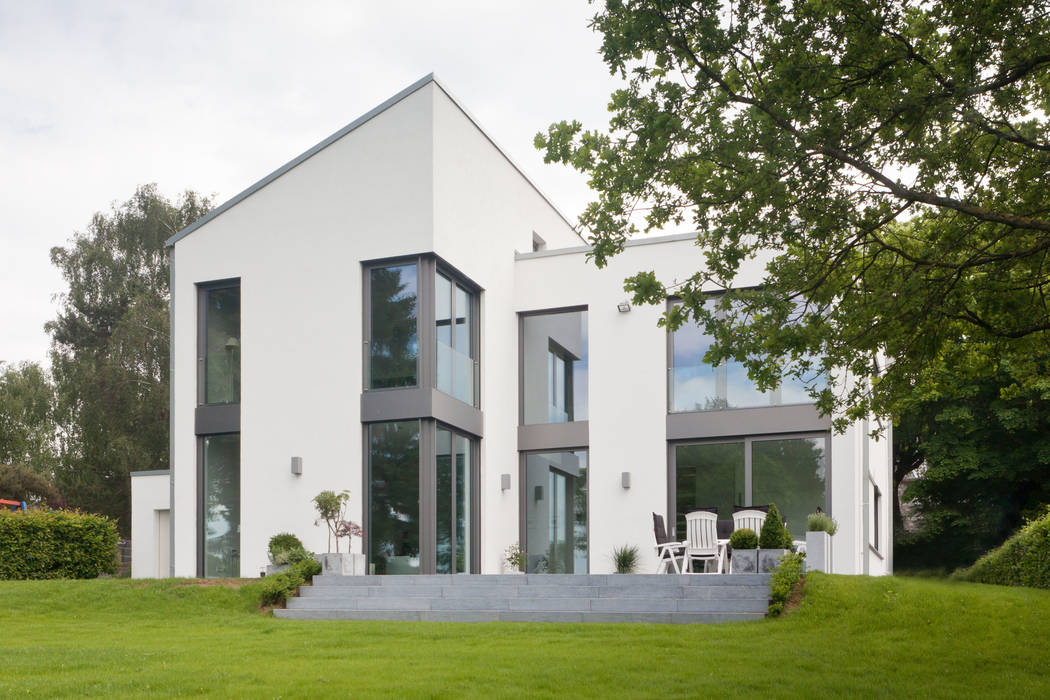 Modernes Haus mit Luftraum und Glassteg, Beck+Blüm-Beck Architekten Beck+Blüm-Beck Architekten 모던스타일 주택