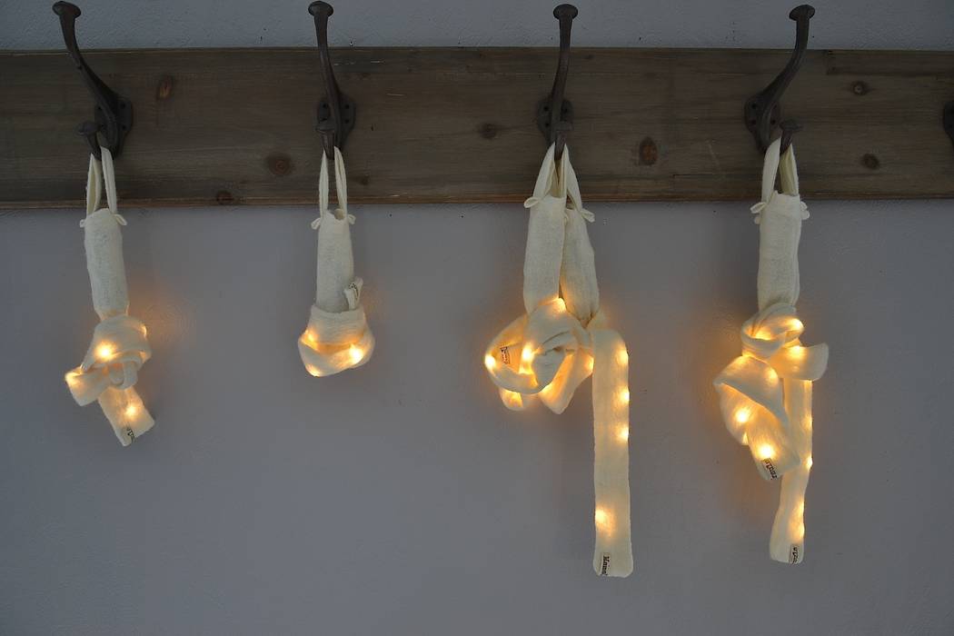 Tube de lumière - Lampe design - Laine naturelle feutrée homify Maisons originales Accessoires & décoration