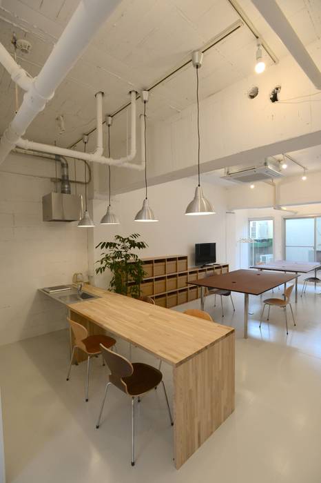 espacio de coworking en 5th Avenue SHUSAKU MATSUDA & ASSOCIATES, ARCHITECTS Cocinas de estilo moderno