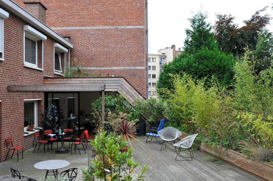 EXTENSION D’UNE HABITATION ET AMÉNAGEMENT DE SA TERRASSE SUR LES TOITS, HAPPY ARCHITECTURE HAPPY ARCHITECTURE Balcon, Veranda & Terrasse modernes Plante,Fenêtre,Immeuble,Meubles,Tableau,Chaise,Ciel,Pot de fleur,Mobilier de jardin,Design urbain