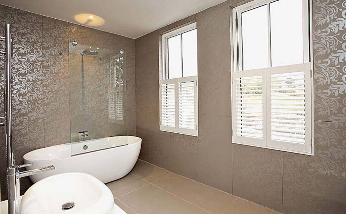 A warm and inviting family bathroom with luxurious finishes homify Baños de estilo moderno Decoración