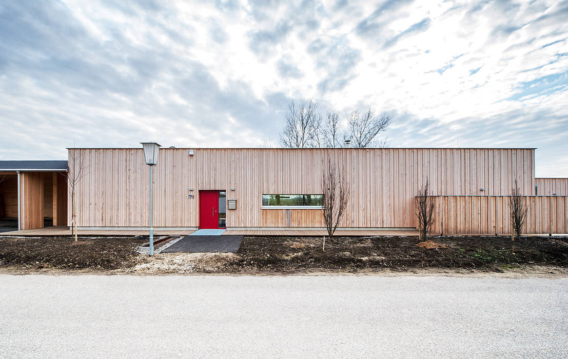 Energieeffizienter Bungalow im Weißtannenkleid, Abendroth Architekten Abendroth Architekten モダンな 家