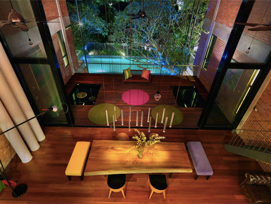 Rumah besar dengan penggunaan tenaga serupa sebuah rumah kecil Elaine Wall Tropical style dining room