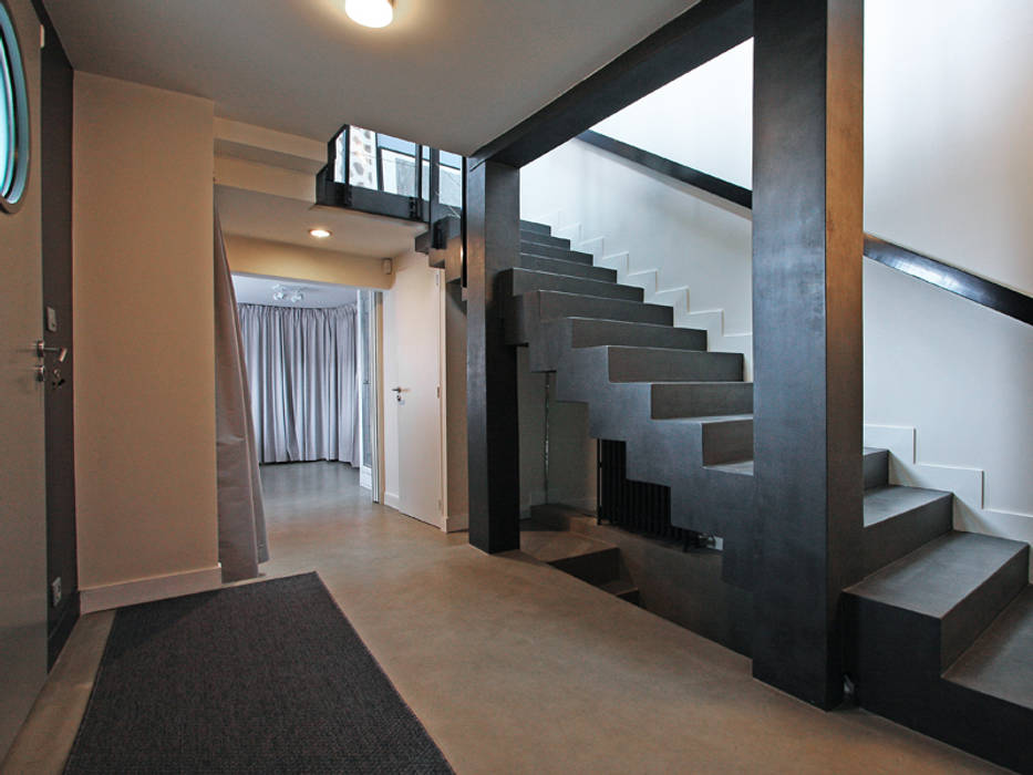 Pavillon transformé en loft, BuroBonus BuroBonus Modern Corridor, Hallway and Staircase