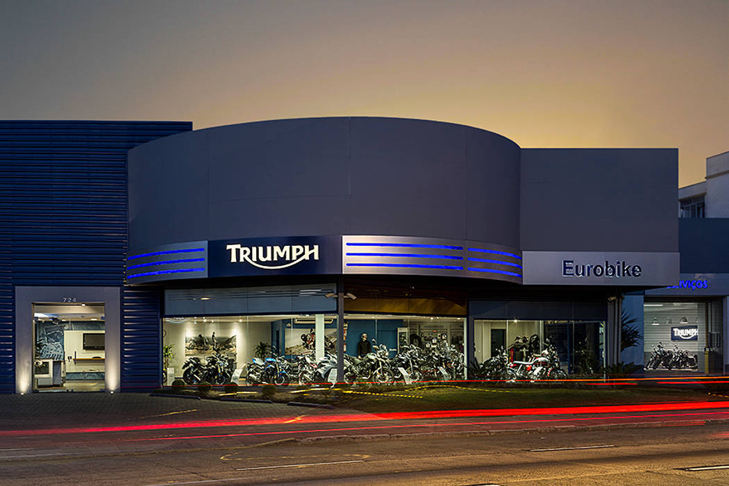 Triumph Porto Alegre, RICARDOTRAMONTINA.ART RICARDOTRAMONTINA.ART Espacios comerciales Concesionarios