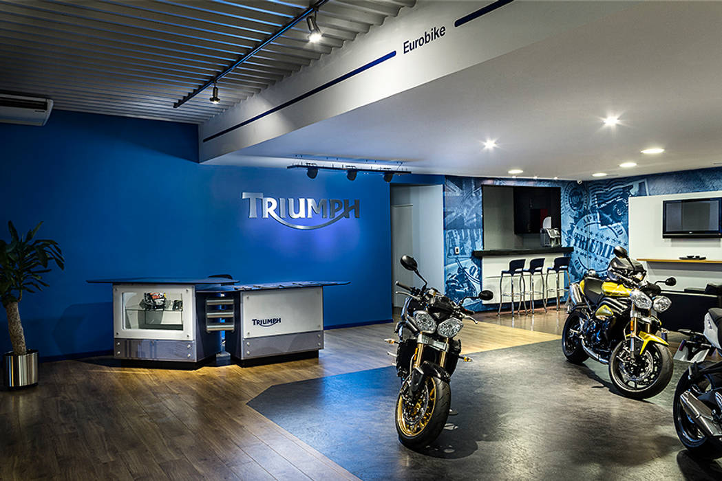 Triumph Porto Alegre, RICARDOTRAMONTINA.ART RICARDOTRAMONTINA.ART Commercial spaces Car Dealerships