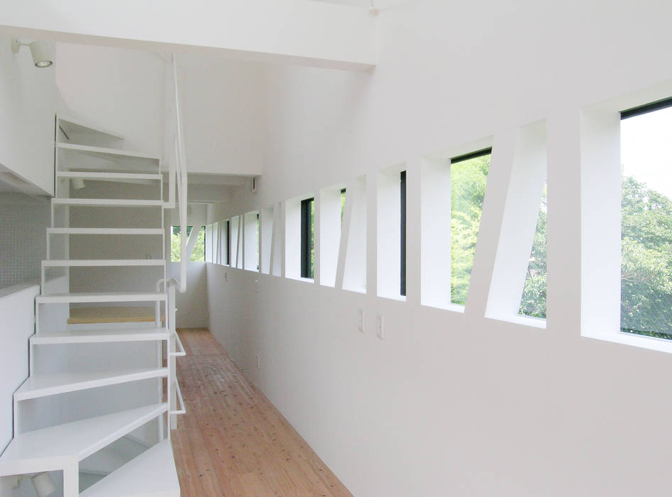 Corridor on the second floor with horizontal ribbon window 株式会社小島真知建築設計事務所 / Masatomo Kojima Architects Hành lang, sảnh & cầu thang phong cách hiện đại