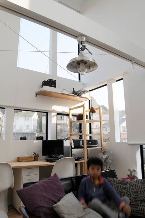 ２階子世帯のリビングルーム 株式会社小島真知建築設計事務所 / Masatomo Kojima Architects モダンデザインの リビング