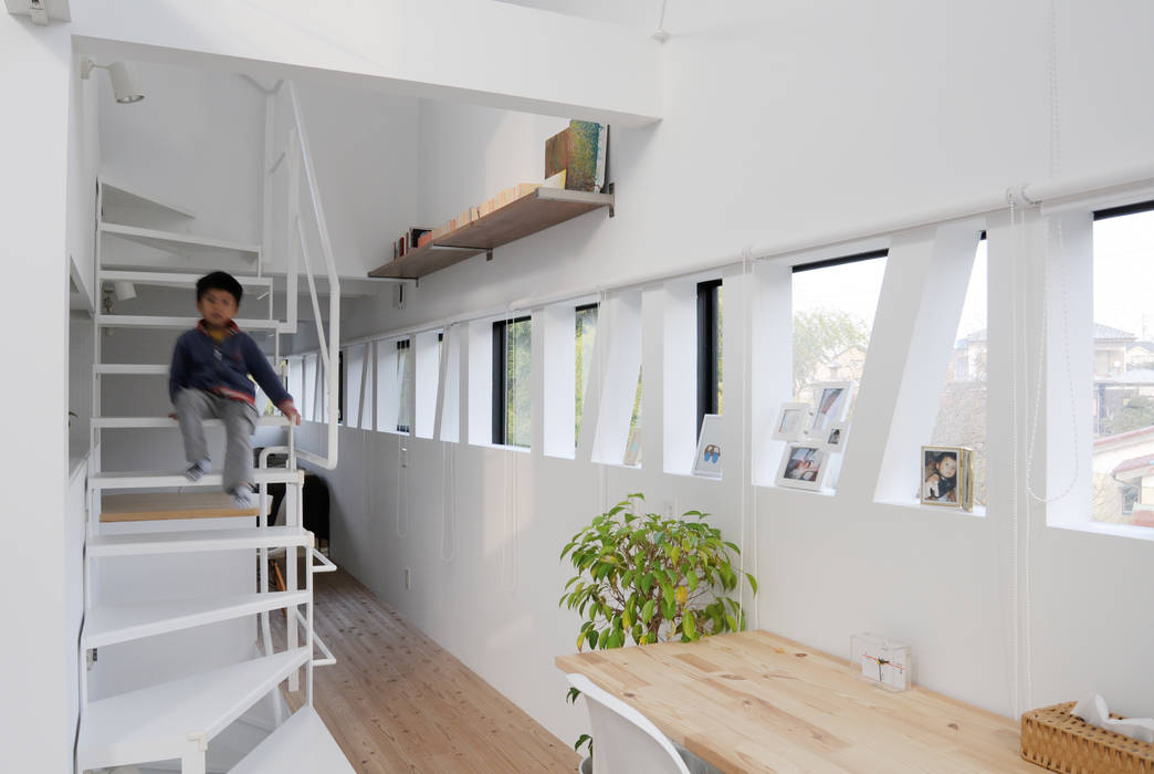 Living room 株式会社小島真知建築設計事務所 / Masatomo Kojima Architects Ruang Keluarga Modern