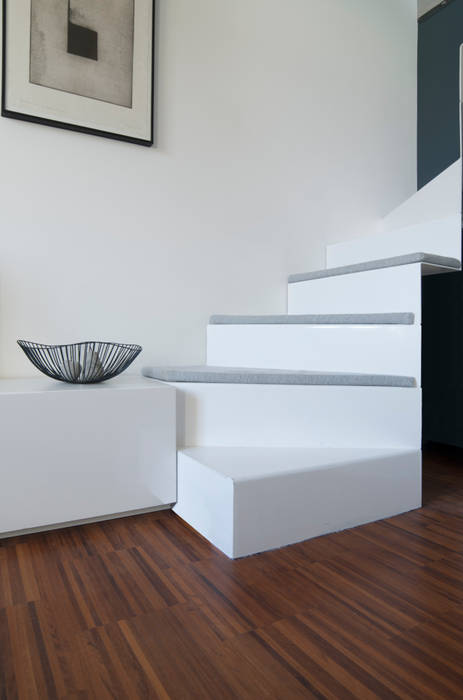 Dettaglio della scala in soggiorno PLUS ULTRA studio Soggiorno minimalista