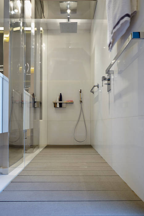 Baño con suelo de tarima técnica de exterior gris – tarimas de autor