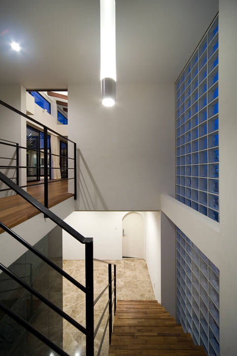 K`s Camp（住宅）, 株式会社 入船設計 株式会社 入船設計 Eclectic style corridor, hallway & stairs