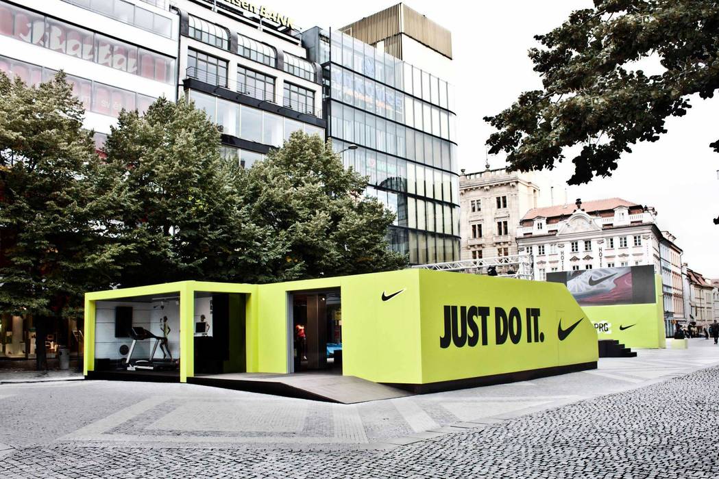 Pop-Up for NIKE studio deFORM Espacios comerciales Hospitales