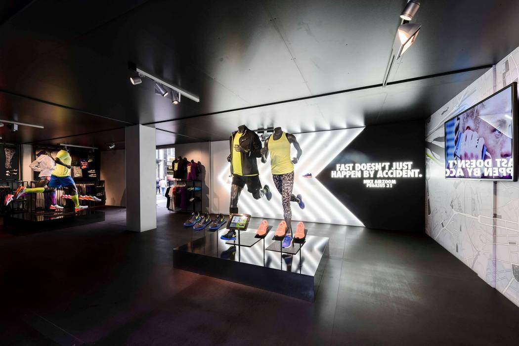 Pop-Up for NIKE studio deFORM Espacios comerciales Hospitales