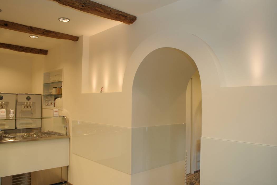 Arredo di una yogurteria, Architetto Paolo Cruciani Architetto Paolo Cruciani Commercial spaces Offices & stores