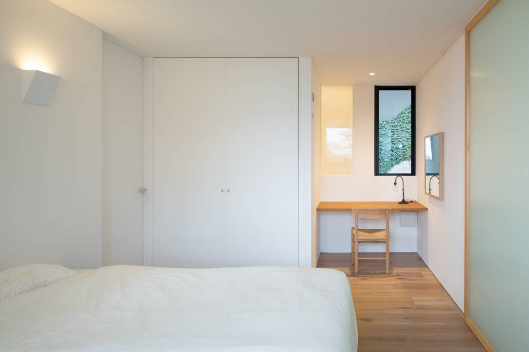 横須賀の家 栗原隆建築設計事務所 モダンスタイルの寝室 ベッドルーム,収納,デスク