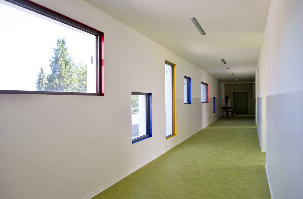 Corridoio colorato al piano primo Studio FFwd-Architettura Spazi commerciali Scuole