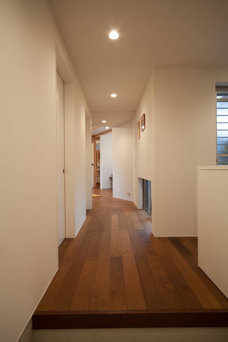 ニコ, 一級建築士事務所 楽工舎 一級建築士事務所 楽工舎 Modern corridor, hallway & stairs