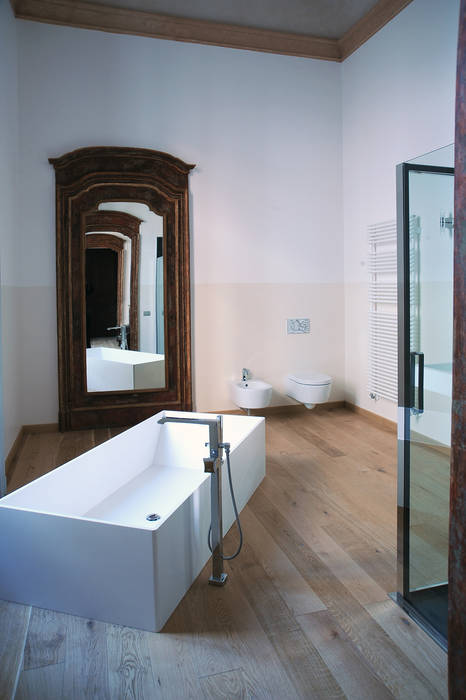 Appartamento al piano nobile TRA - architettura condivisa Bagno in stile classico Vasca da bagno,Rubinetto,Apparecchio idraulico,Apparecchio,Legna,Specchio,Bagno,Interior design,Architettura,Pavimento