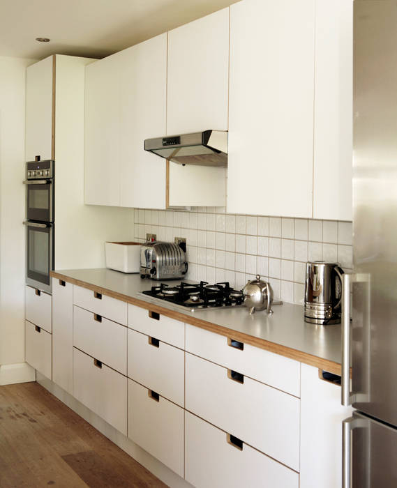 Birch ply and formica drawer and cupboard fronts with 'grab' handles Matt Antrobus Design Cocinas de estilo moderno Armarios y estanterías