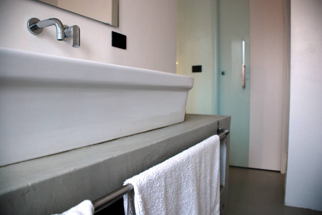 attico Cesena, andrea nicolini architetto andrea nicolini architetto Minimalist style bathroom