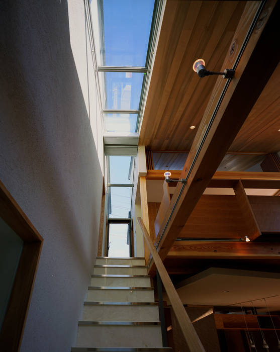 光を抱く家, 西島正樹／プライム一級建築士事務所 西島正樹／プライム一級建築士事務所 オリジナルスタイルの 玄関&廊下&階段