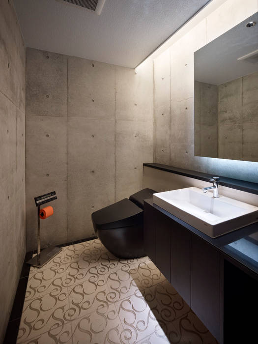 Under the Large Roof, Atelier HARETOKE Co., Ltd. Atelier HARETOKE Co., Ltd. Modern Bathroom