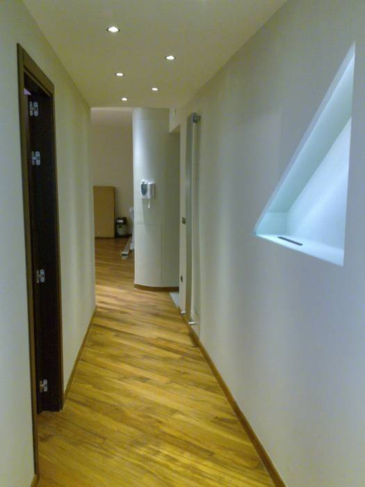 APPARTAMENTO , Architetto del Piano Architetto del Piano Modern Corridor, Hallway and Staircase