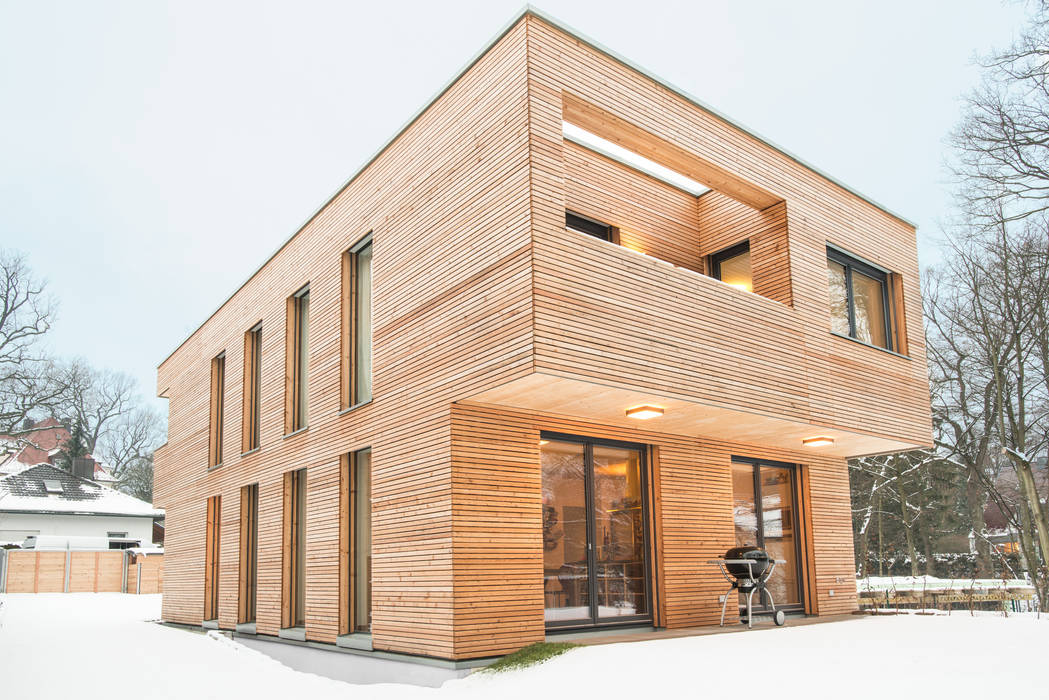 Holzhaus in Erlenstegen, Jenohr + Mezger Jenohr + Mezger Moderne Häuser Himmel,Schnee,Baum,Holz,Gebäude,Backstein,Mauerwerk,Urban design,Vorrichtung,Fassade