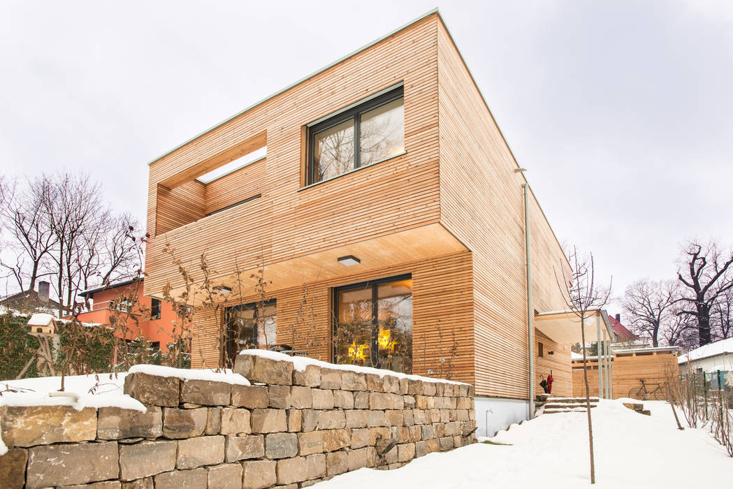 Holzhaus in Erlenstegen, Jenohr + Mezger Jenohr + Mezger Moderne Häuser Gebäude,Himmel,Fenster,Wolke,Baum,Haus,Holz,Mauerwerk,Schrotten,Urban design