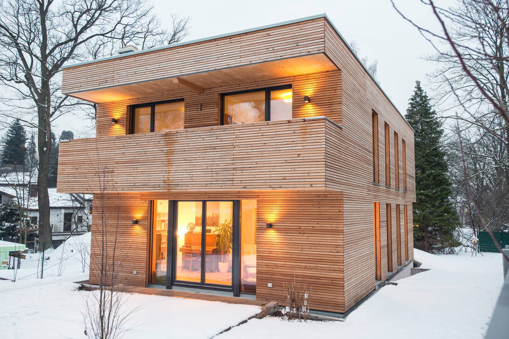 Holzhaus in Erlenstegen, Jenohr + Mezger Jenohr + Mezger Rumah Modern