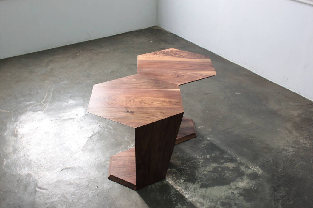 Hexa Table, The QUAD woodworks The QUAD woodworks Cuartos de estilo moderno Mesitas de noche