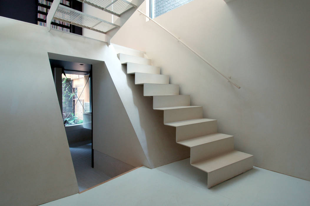 １階階段 M+2 Architects & Associates モダンスタイルの 玄関&廊下&階段