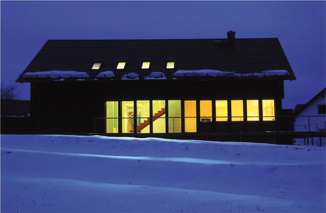 Haus Krauße in Finsterbergen/Thüringen, skt umbaukultur Architekten BDA skt umbaukultur Architekten BDA Moderne Häuser Himmel,Fenster,Gebäude,Schnee,Haus,Neigung,Tür,Hütte,Materialeigenschaft,Einfrieren