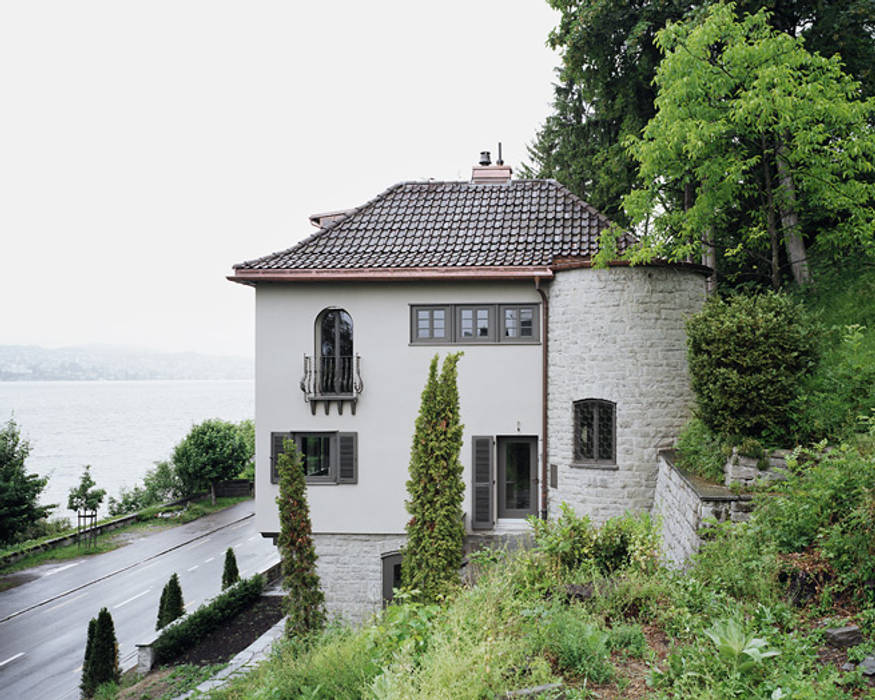 Gartenansicht des Bestandes Lando Rossmaier Architekten AG Rustikale Häuser