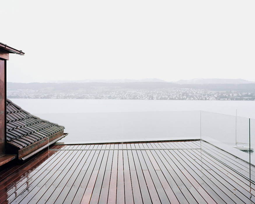 Die Dachterrasse für Pflanzen vor und hinter der Glasbalustrade. Lando Rossmaier Architekten AG Minimalistischer Balkon, Veranda & Terrasse