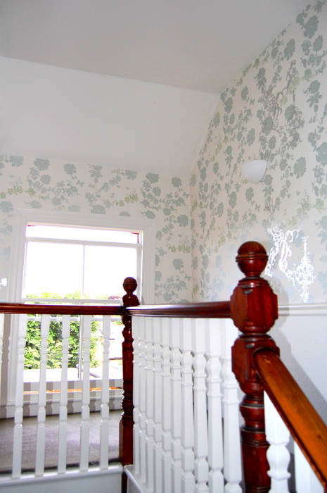 Private Residential Commission, North London Laura Felicity Design Коридор wallpaper,bespoke,custom-made,feature wallpaper,feature wall,statement wall,floral wallpaper,tailor-made,floral pattern,wall decor,hallway,stairs