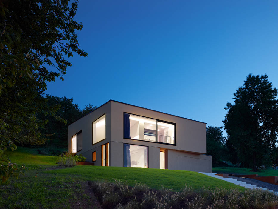 Haus R, archifaktur archifaktur Minimalistische Häuser Pflanze,Himmel,Gebäude,Baum,Fenster,Natürliche Landschaft,Die Architektur,Grundstück,Gras,Neigung