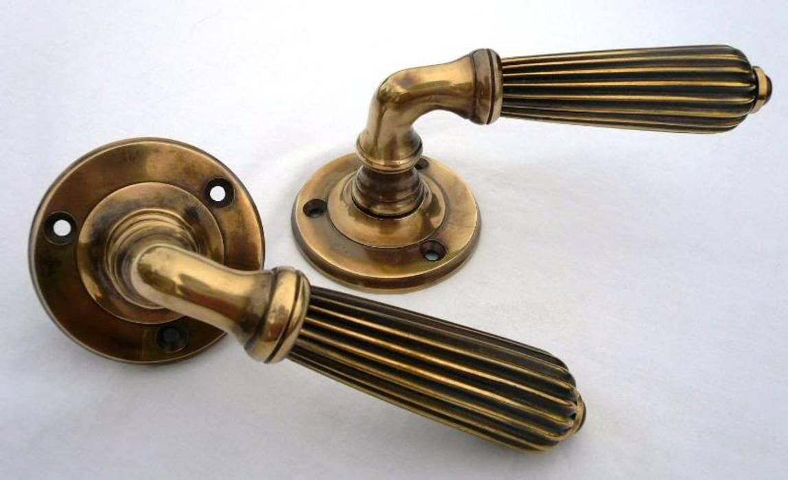 Pair of Lever Door Handles in Antique Brass UKAA | UK Architectural Antiques Maisons classiques Accessoires & décoration