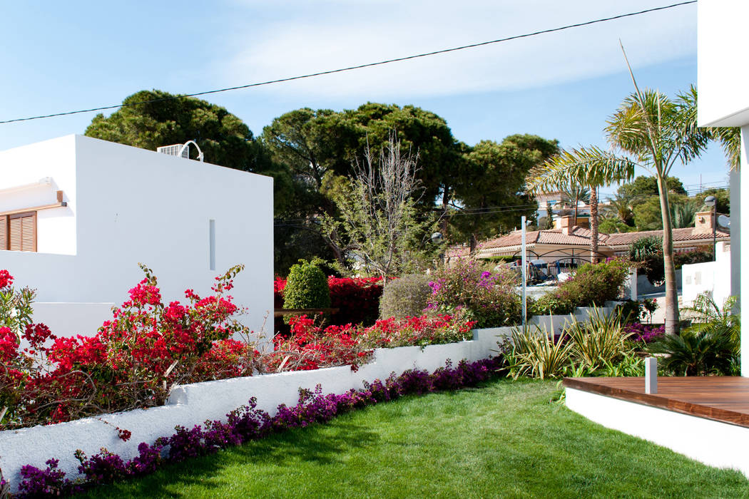 Un jardín con vistas. Diseño de jardín mediterráneo en Alicante, David Jiménez. Arquitectura y paisaje David Jiménez. Arquitectura y paisaje Classic style garden